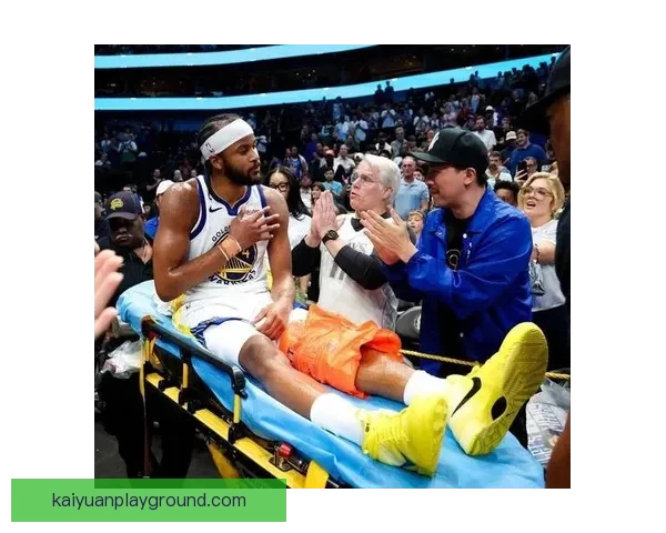 穆迪接受医疗处理双方球员眼含泪水全场沉寂气氛令人动容